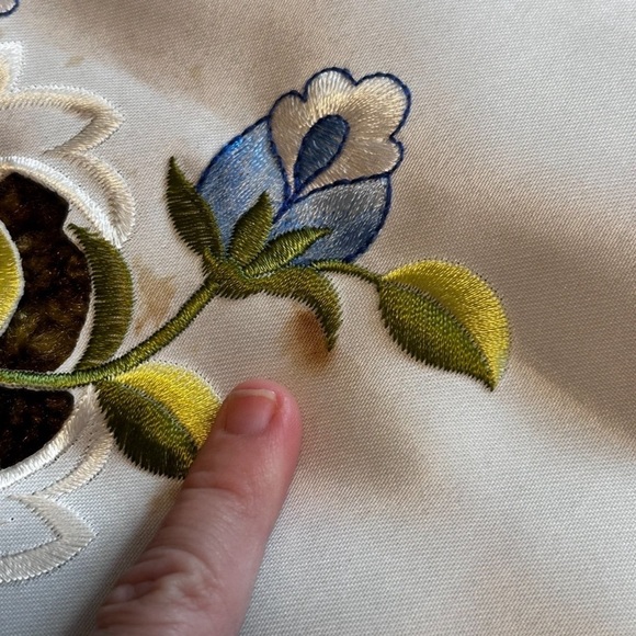 Embroidered Blue 34” Pansy Square Table Linen With 72” Round Blue Table cloth - Picture 9 of 12